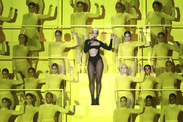 Певица Дуа Липа во время выступления на церемонии вручения премии MTV Europe Music Awards в Севилье - Sputnik Азербайджан