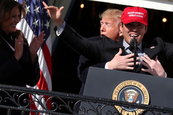 Президент США Дональд Трамп обнимает игрока в бейсбол Курта Сузуки в Белом доме в Вашингтоне - Sputnik Азербайджан