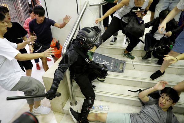 Столкновение с сотрудником полиции в торговом центре в Тай По, Гонконг - Sputnik Азербайджан