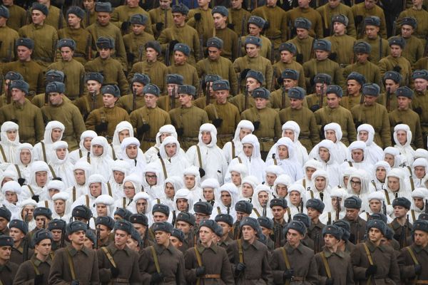 Участники марша, приуроченного к 78-й годовщине парада 7 ноября 1941 года на Красной площади - Sputnik Азербайджан