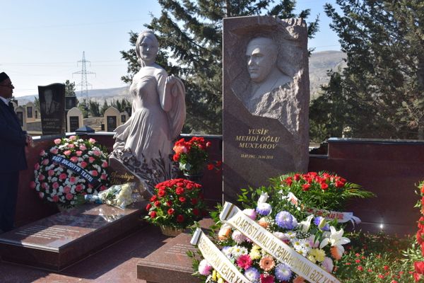 Как гордо жила, так же гордо и умерла: в Баку помянули Амалию Панахову - Sputnik Азербайджан