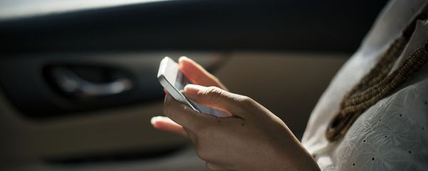 Qadın telefonla maşında, arxiv şəkli - Sputnik Азербайджан
