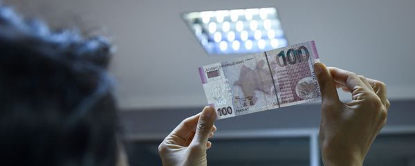 Купюра номиналом в  100 AZN, фото из архива - Sputnik Азербайджан