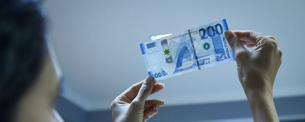 Купюра номиналом в  200 AZN, фото из архива - Sputnik Азербайджан