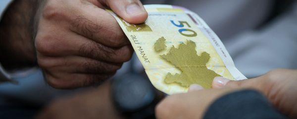  Передача денег из рук в руки, фото из архива - Sputnik Азербайджан
