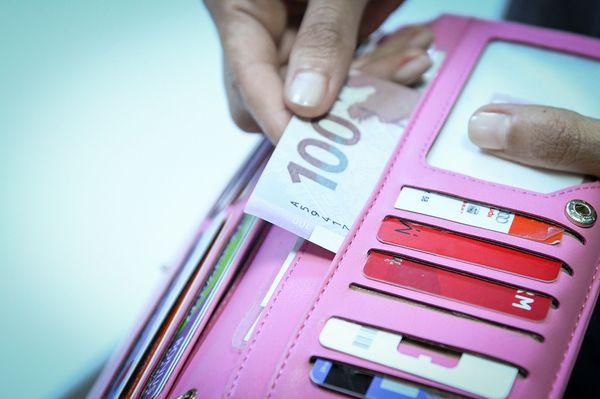 Может быть первые манаты и не очень отличались своими защитными средствами, но сегодняшние AZN, как манат кодируется мировым стандартом ISO 4217, имеют четыре степени защиты не хуже евро. - Sputnik Азербайджан