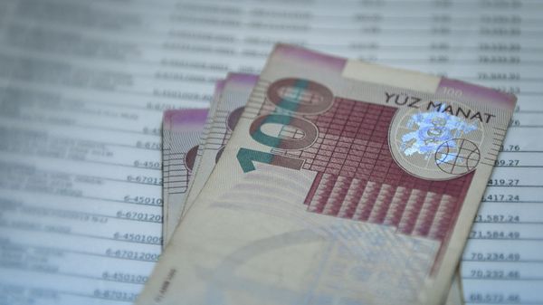 Купюра номиналом в  100 AZN, фото из архива - Sputnik Азербайджан