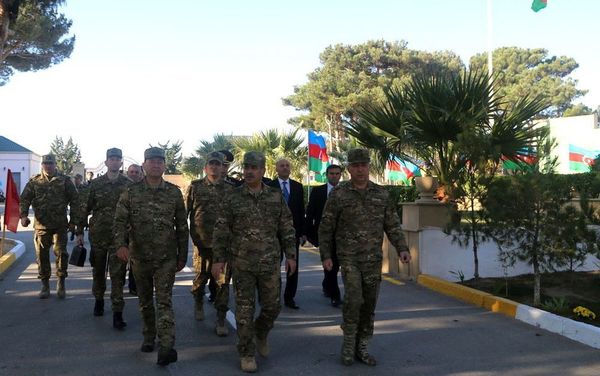 Министр обороны Азербайджана отпраздновал День Государственного Флага в воинской части  - Sputnik Азербайджан