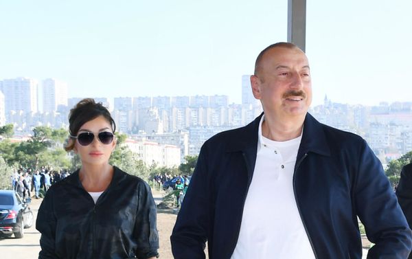 Президент Ильхам Алиев и Первая леди Мехрибан Алиева приняли участие в акции по посадке деревьев в Хатаинском районе Баку - Sputnik Азербайджан
