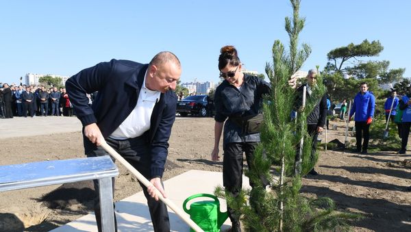 Президент Ильхам Алиев и Первая леди Мехрибан Алиева приняли участие в акции по посадке деревьев в Хатаинском районе Баку - Sputnik Азербайджан