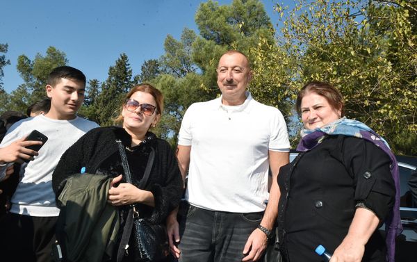 Президент Ильхам Алиев и Первая леди Мехрибан Алиева приняли участие в акции по посадке деревьев в Хатаинском районе Баку - Sputnik Азербайджан
