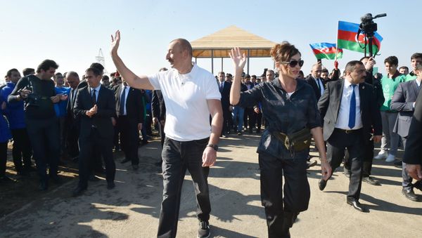 Президент Ильхам Алиев и Первая леди Мехрибан Алиева приняли участие в акции по посадке деревьев в Хатаинском районе Баку - Sputnik Азербайджан
