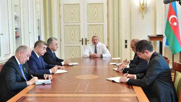 Президент Азербайджана принял глав исполнительной власти города Ширван, Зардабского района, а также Сураханского, Ясамальского, Хатаинского районов Баку - Sputnik Азербайджан
