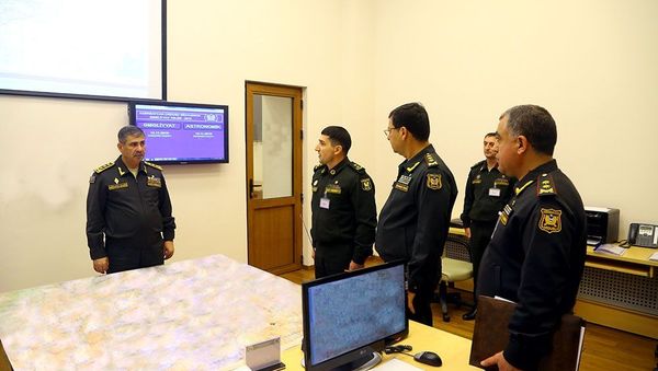 Министр обороны Азербайджана Закир Гасанов заслушал доклады в связи с началом оперативных учений - Sputnik Азербайджан
