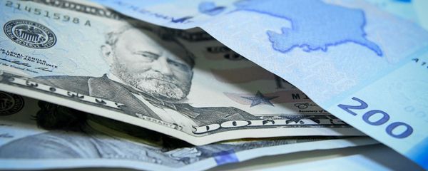 Манат и доллары, фото из архива - Sputnik Азербайджан
