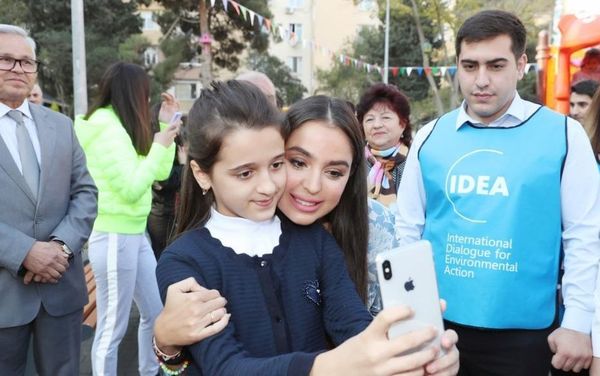 Лейла Алиева приняла участие в открытии очередного двора, благоустроенного в рамках проекта Наш двор Лейла Алиева приняла участие в открытии очередного двора, благоустроенного в рамках проекта Наш двор - Sputnik Азербайджан