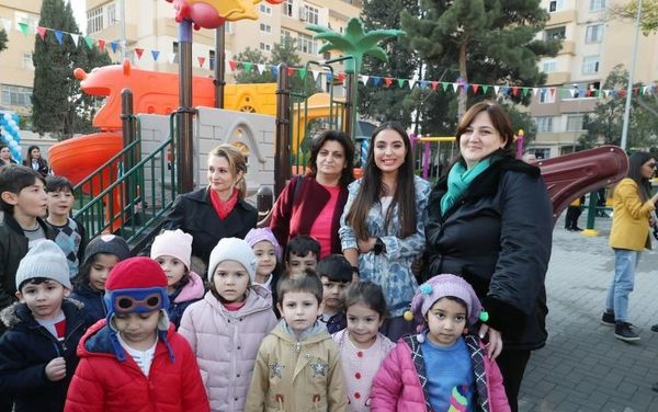 Лейла Алиева приняла участие в открытии очередного двора, благоустроенного в рамках проекта Наш двор Лейла Алиева приняла участие в открытии очередного двора, благоустроенного в рамках проекта Наш двор - Sputnik Азербайджан