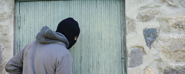 Вор взламывает дверь, фото из архива - Sputnik Азербайджан