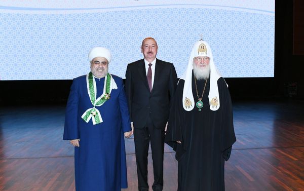 Президент Ильхам Алиев и Первая леди Мехрибан Алиева приняли участие во II Саммите мировых религиозных лидеров в Баку - Sputnik Азербайджан