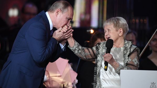 Президент РФ Владимир Путин на юбилейном вечере композитора, народной артистки СССР Александры Пахмутовой, Большой театр России - Sputnik Азербайджан