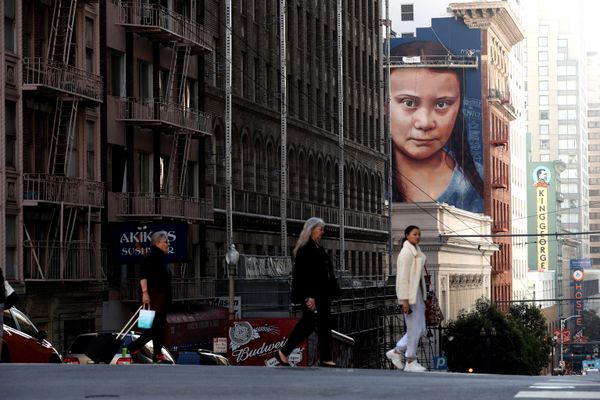 Портрет шведского климатического активиста Греты Тунберг на стерне дома в Сан-Франциско, Калифорния - Sputnik Азербайджан