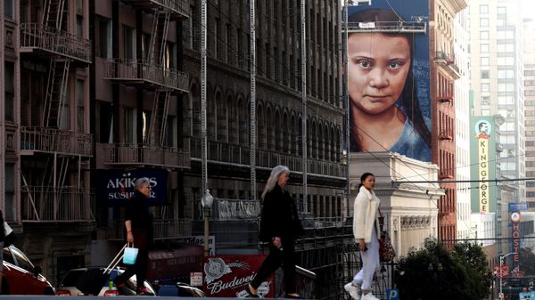Портрет шведского климатического активиста Греты Тунберг на стерне дома в Сан-Франциско, Калифорния - Sputnik Азербайджан
