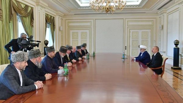 Президент Ильхам Алиев принял делегацию в составе группы мусульманских религиозных деятелей из северокавказских республик России - Sputnik Азербайджан