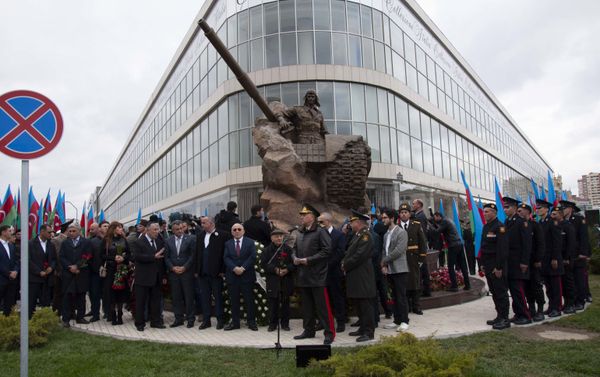 Памятник герою Карабахской войны Альберту Агарунову воздвигли в Баку  - Sputnik Азербайджан