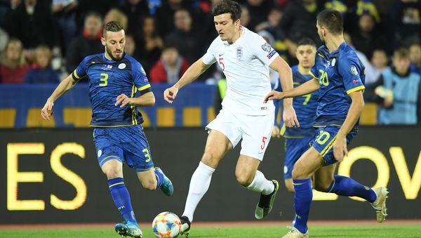 Harry Maguire (England), Fidan Aliti & Ibrahim Dresevic (Kosovo) - Sputnik Азербайджан