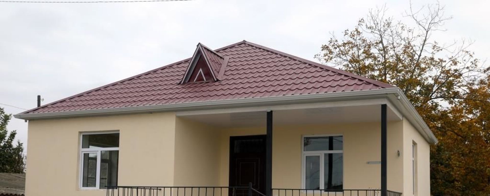 Министерство труда и социальной защиты населения предоставило семьям шехидов и инвалидам Карабахской войны 41 частный дом в девяти районах страны - Sputnik Азербайджан, 1920, 28.11.2023