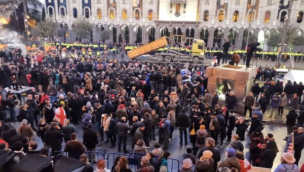 Представители городских служб освобождают проспект Руставели от палаток и мешков с песком - Sputnik Азербайджан