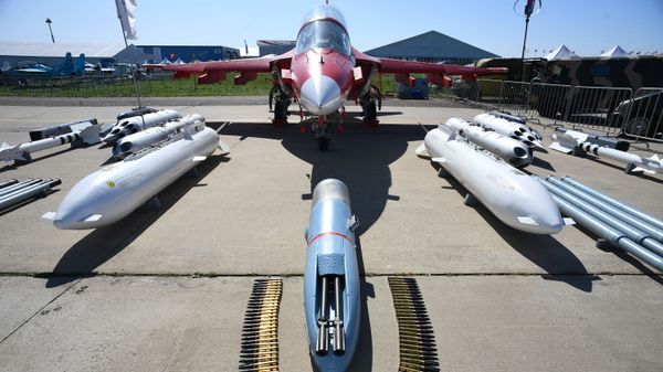 Учебно-боевой самолет Як-130, фото из архива Учебно-боевой самолет Як-130, фото из архива - Sputnik Азербайджан