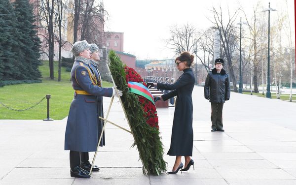 Первый вице-президент Мехрибан Алиева посетила в Москве Могилу Неизвестного солдата - Sputnik Азербайджан