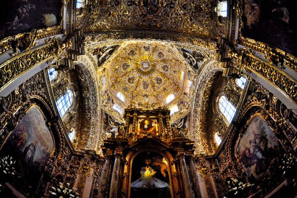 Убранство католической церкви Capilla del Rosario в Пуэбле, Мексика - Sputnik Азербайджан