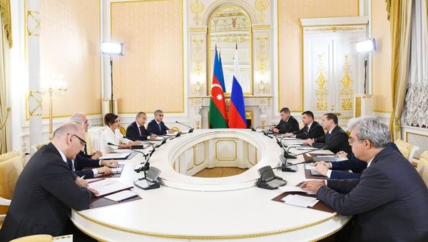Первый вице-президент Мехрибан Алиева встретилась с премьер-министром России Дмитрием Медведевым - Sputnik Азербайджан