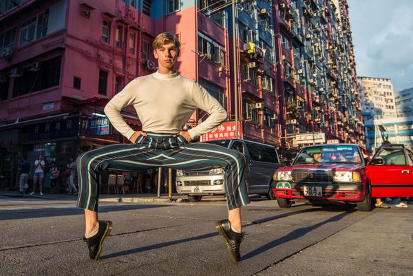 Снимок Own the streets of Hong Kong фотографа из Гонгконга, представленный на фотоконкурсе The World's Best Photos of #Fashion2019  - Sputnik Азербайджан