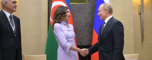 Rusiya Prezidenti Vladimir Putin və Azərbaycanın Birinci vitse-prezidenti Mehriban Əliyeva görüş zamanı - Sputnik Азербайджан