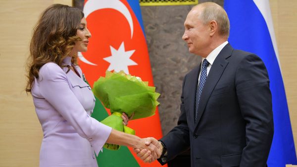 Владимир Путин и Мехрибан Алиева, фото из архива - Sputnik Азербайджан