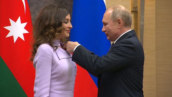 Владимир Путин вручил Орден Дружбы Мехрибан Алиевой – видео  - Sputnik Азербайджан