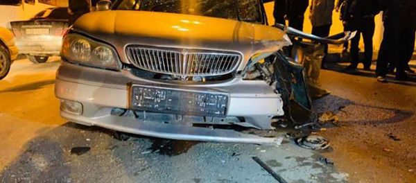 Автомобиль, пострадавший в цепной аварии в Баку - Sputnik Азербайджан