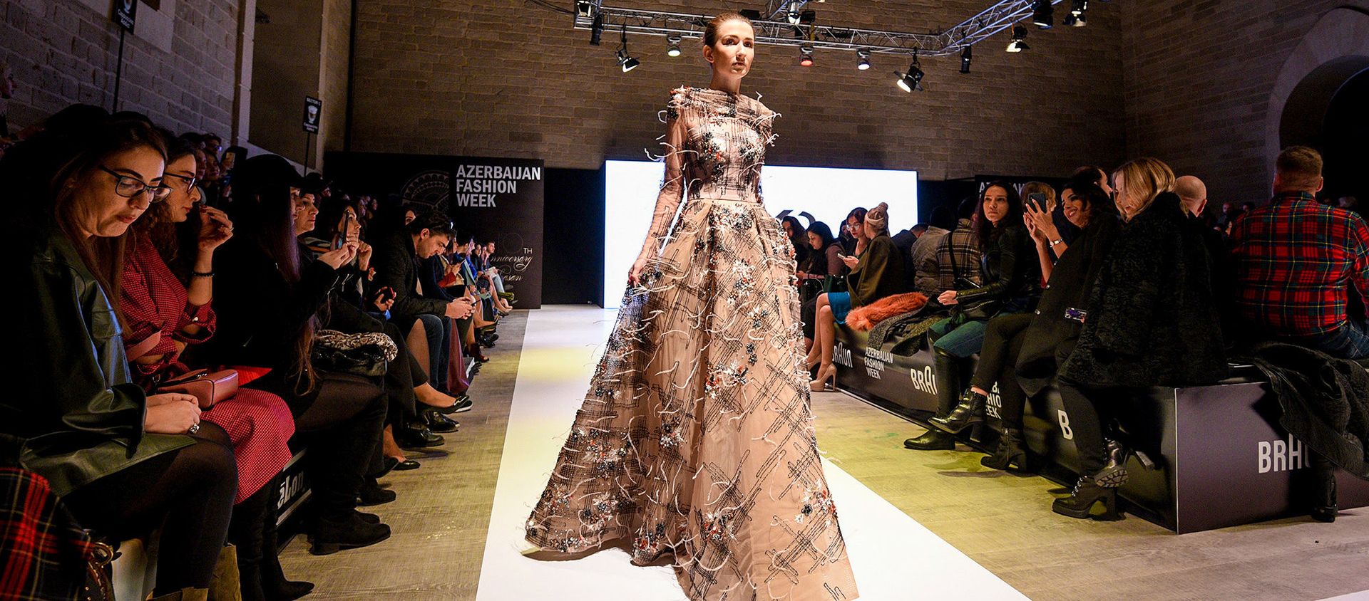 Десятый сезон Azerbaijan Fashion Week - Sputnik Азербайджан, 1920, 09.02.2021