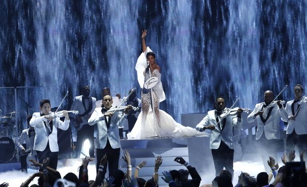 Певица Тони Брэкстон на церемонии награждения 2019 American Music Awards в Лос-Анджелесе - Sputnik Азербайджан