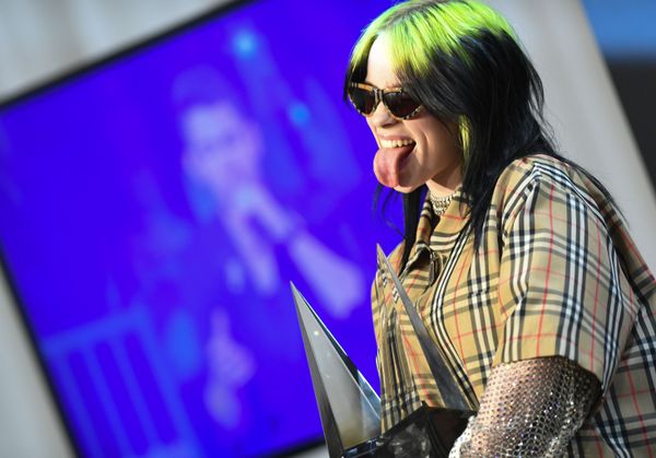 Певица Билли Айлиш с наградой на церемонии награждения 2019 American Music Awards в Лос-Анджелесе - Sputnik Азербайджан