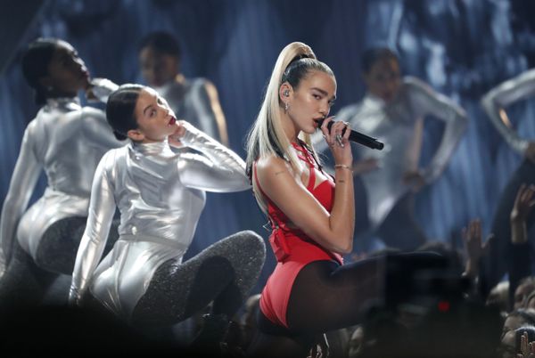 Певица Дуа Липа на церемонии награждения 2019 American Music Awards в Лос-Анджелесе - Sputnik Азербайджан