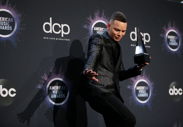 Певец Кейн Браун с наградой на церемонии награждения 2019 American Music Awards в Лос-Анджелесе - Sputnik Азербайджан