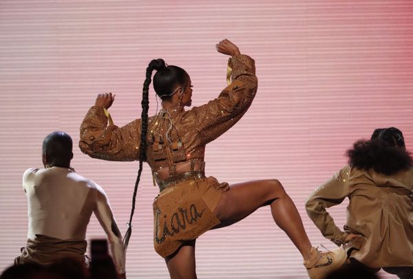 Певица Сиара на церемонии награждения 2019 American Music Awards в Лос-Анджелесе - Sputnik Азербайджан