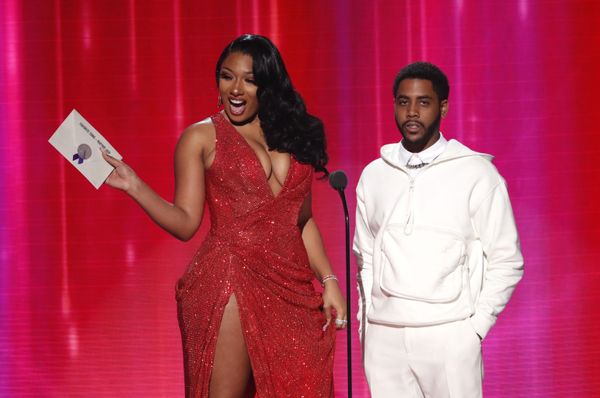 Ведущие рэпер Megan Thee Stallion и актер Джаррел Джером на церемонии награждения 2019 American Music Awards в Лос-Анджелесе  - Sputnik Азербайджан