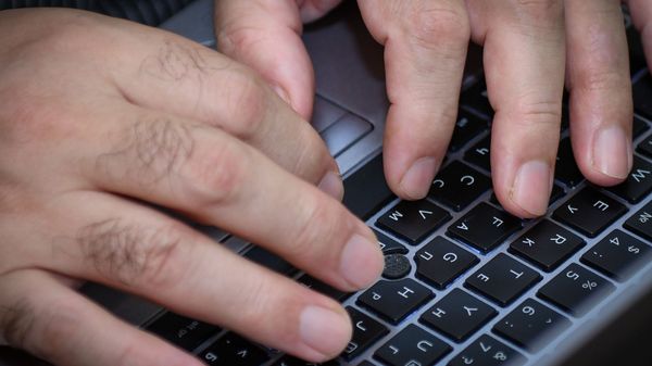 Мужчина за ноутбуком, фото из архива - Sputnik Азербайджан