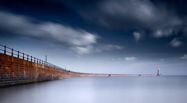 Снимок Roker Pier, Sunderland  фотографа JP Appleton, победивший в номинации Historic England Winner конкурса Historic Photographer of the Year 2019 - Sputnik Азербайджан