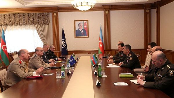 Министр обороны Азербайджана Закир Гасанов встретился с делегацией во главе с Председателем Военного комитета НАТО Стюартом Пичем - Sputnik Азербайджан